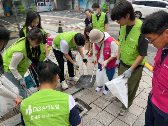 DB손해보험 임직원 및 가족 등 60여 명이 지난 16일 서울 강남구 포스코사거리 일대에서 '줍깅' 봉사활동을 실시하고 있다. [사진=DB손해보험]